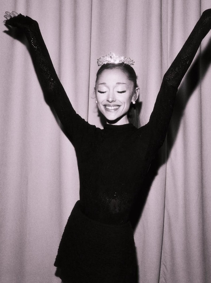maggotss4brains's tweet photo. #WELOVEYOUARIANA !!!! https://t.co/jh5A7pQCFS