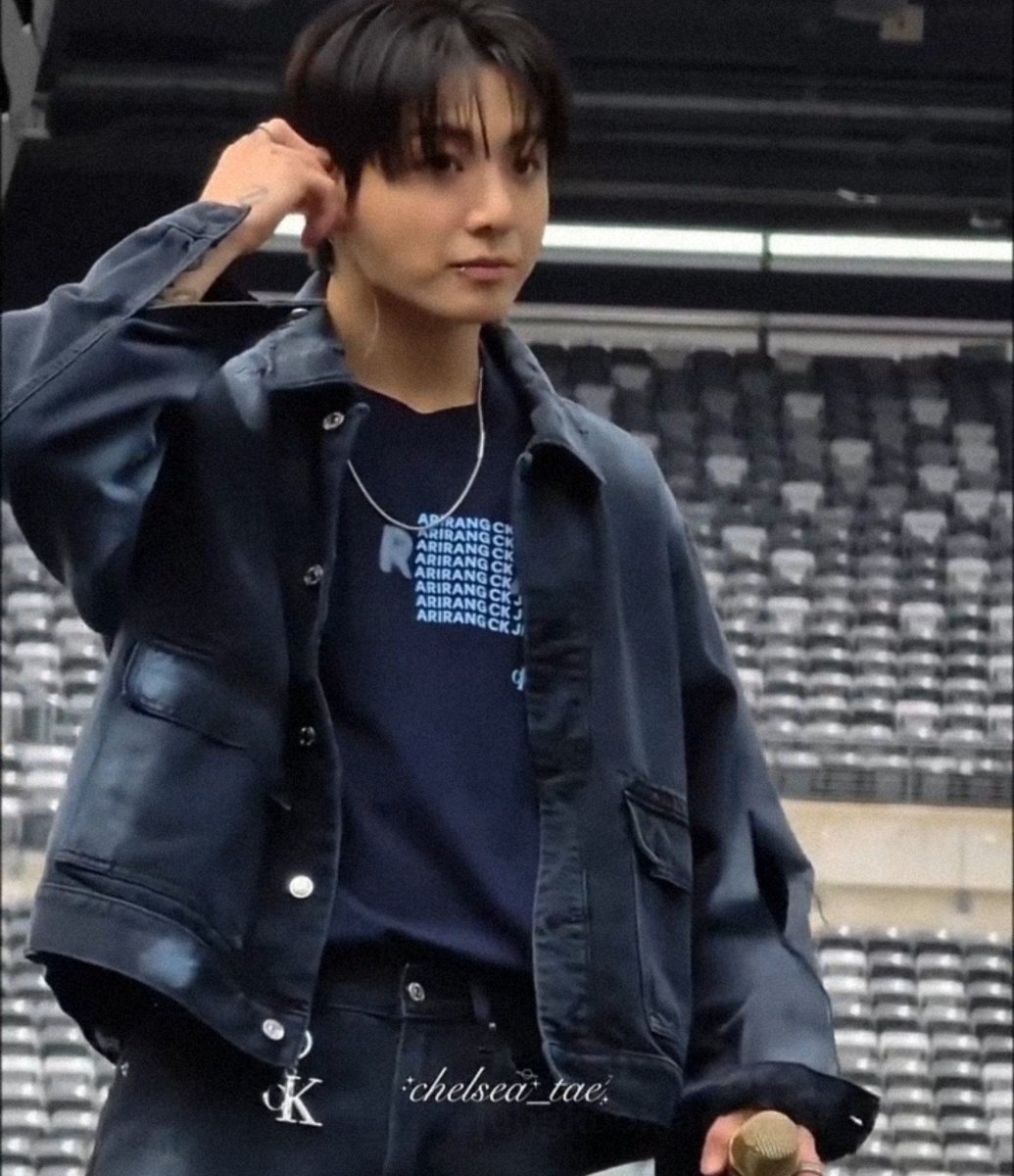 guguloved's tweet photo. the arirang ckjk on his shirt and the keychain OH I LOVE THIS FIT https://t.co/F0hHaJbXbb