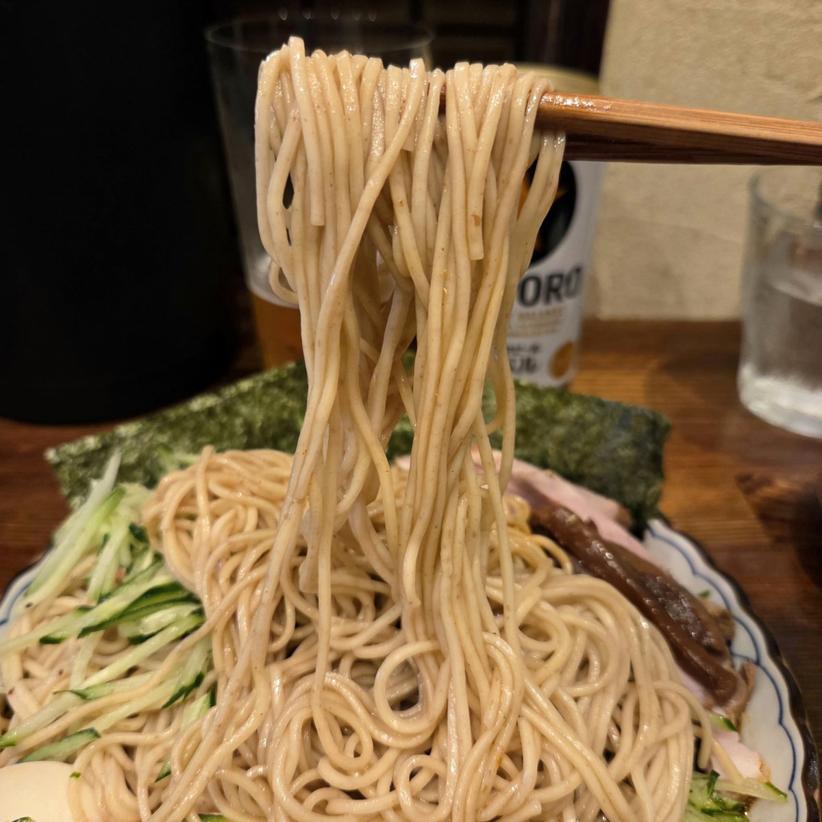 coventry_rose's tweet photo. 奈つやの中華そば@下丸子にて、スパイスYELLOW+味玉+とろろごはん+黒ラベル。
奈つやの冷やし中華戦隊もいよいよ最終キャラのYELLOW登場！
出汁の旨味に8種スパイスの痺辛が重なり、スパイスの香りが鼻を抜ける個性的一杯。とろろごはんに冷やしのタレを途中垂らせば、さらに美味しく👏🏻
ごちそうさま🙏 https://t.co/DUuQKfLiKk