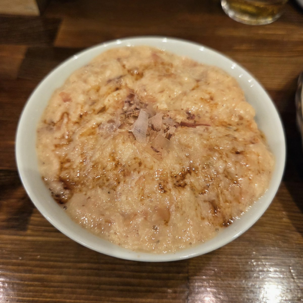 coventry_rose's tweet photo. 奈つやの中華そば@下丸子にて、スパイスYELLOW+味玉+とろろごはん+黒ラベル。
奈つやの冷やし中華戦隊もいよいよ最終キャラのYELLOW登場！
出汁の旨味に8種スパイスの痺辛が重なり、スパイスの香りが鼻を抜ける個性的一杯。とろろごはんに冷やしのタレを途中垂らせば、さらに美味しく👏🏻
ごちそうさま🙏 https://t.co/DUuQKfLiKk
