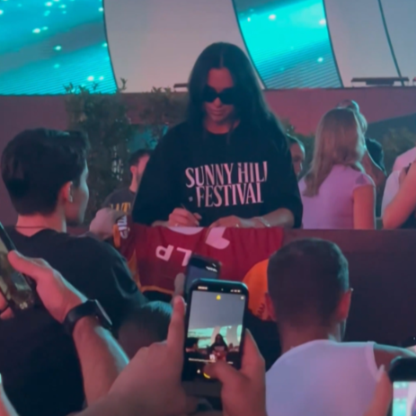 populicc's tweet photo. Dua Lipa, bir hayranının Galatasaray formasını imzaladı. https://t.co/u5ZCuYnIIL
