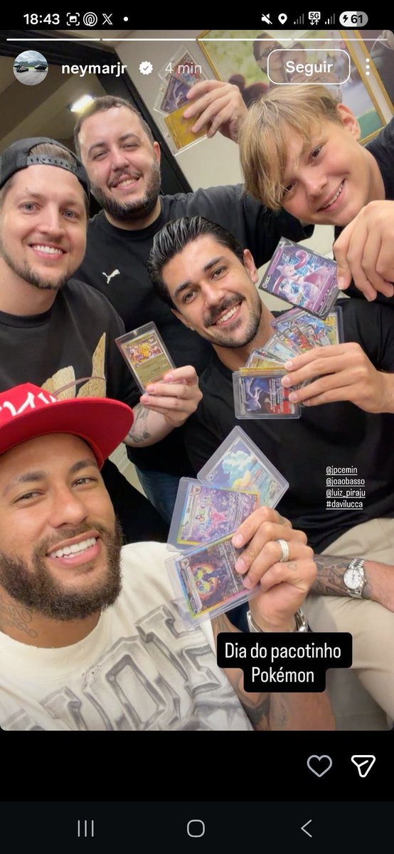 LaurisKittyy's tweet photo. Simplesmente o NEYMAR abrindo pacotinho de Pokémon TCG com o seu filho hoje https://t.co/v9HU4xa0GM