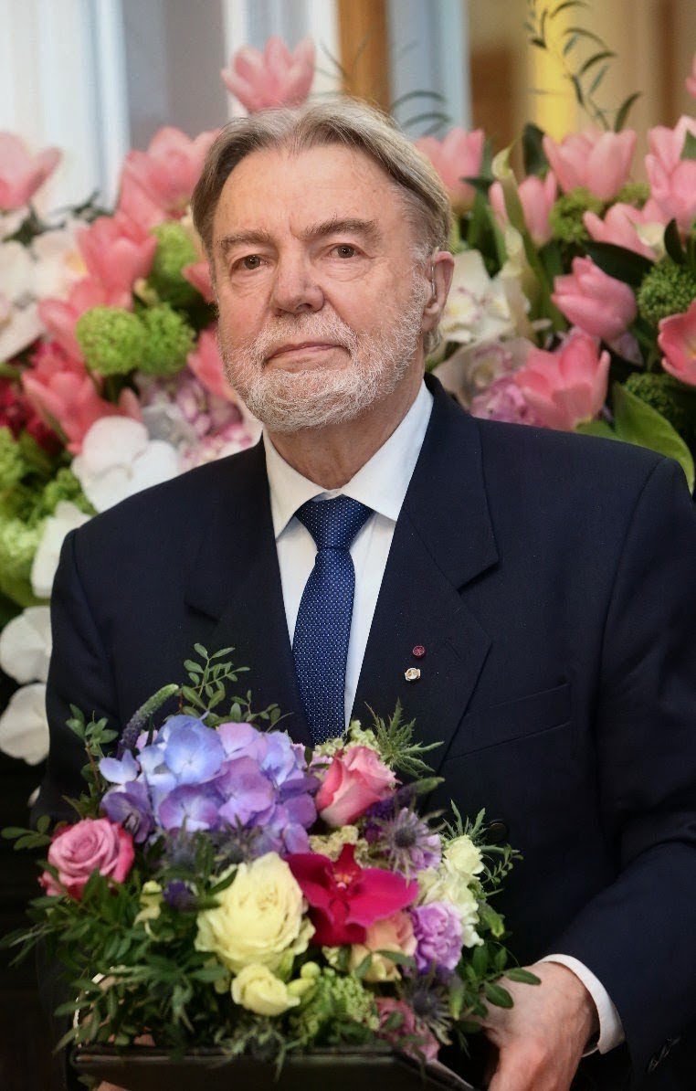 TeamPoetero's tweet photo. "Las palabras liberan el horizonte
y he aquí que todos somos
muchísimo mejores. Es como si los ataúdes
que flotan sin cesar en el aire de tu ensueño
ya no sirvieran para el mal."

Jüri Talvet (Estonia, 1945) https://t.co/tR1InYDlef