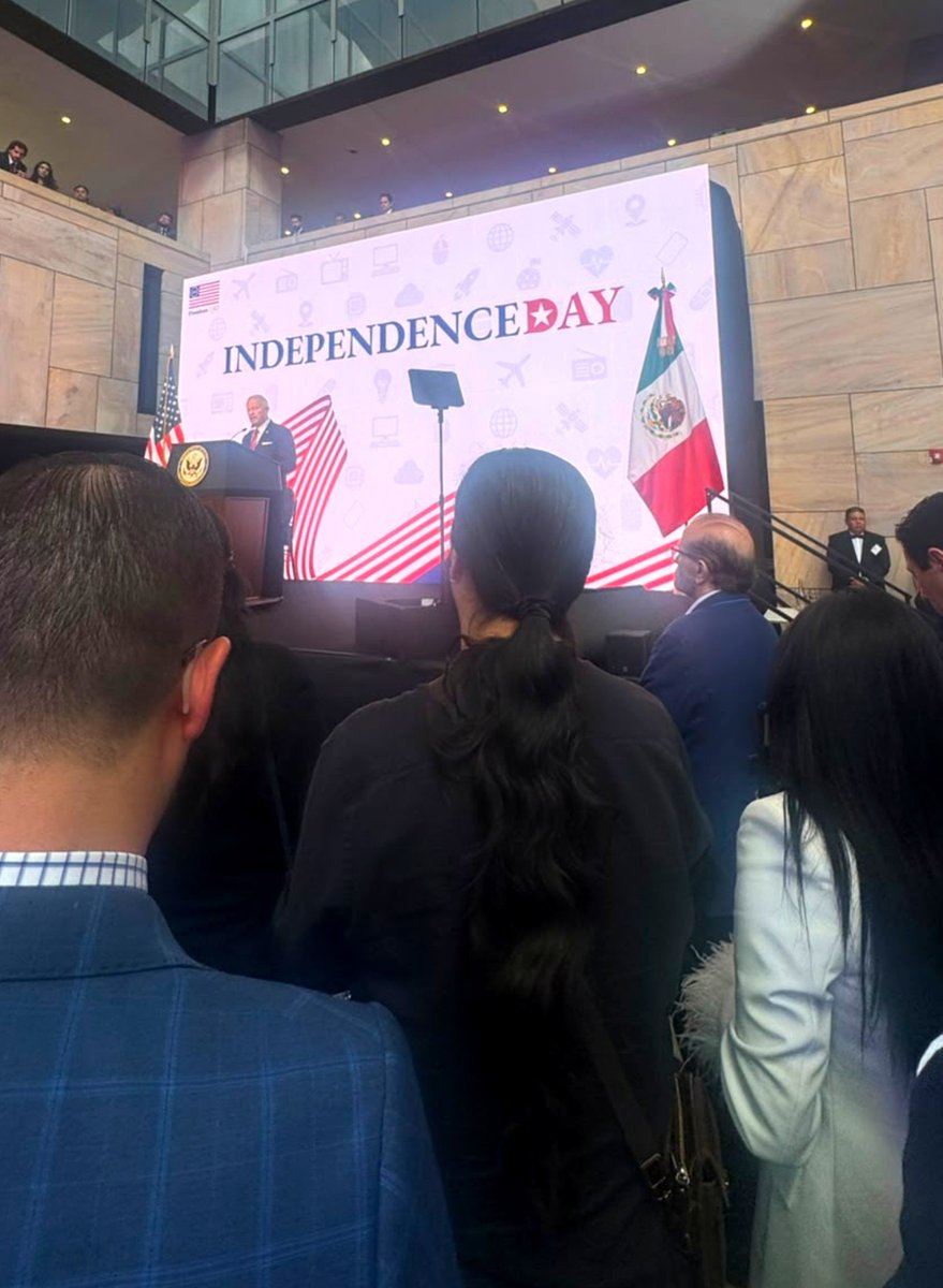 YosoyPedrero's tweet photo. #EXCLUSIVA | Adivinen que subordinado de LATINUS que hace unos meses negó tener nexos o recibir línea de la embajada gringa estuvo aplaudiendole al embajador gringo en la embajada gringa.

Spoiler: No es Paco Palencia. https://t.co/1aoacjyUhD