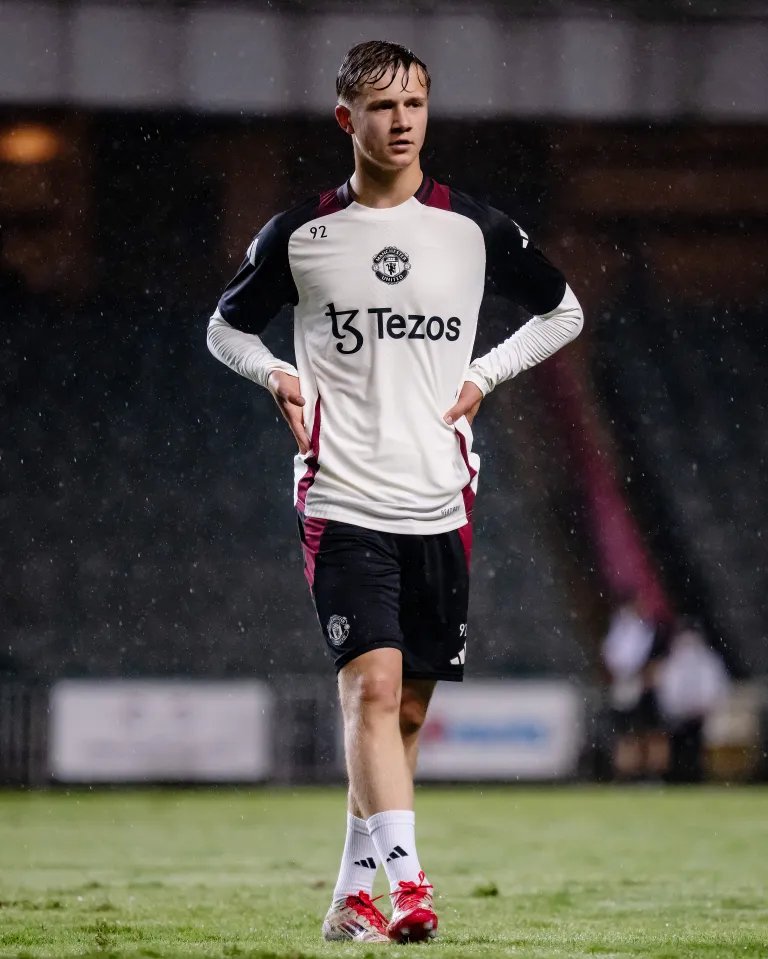 kingsleyedom's tweet photo. Remember the name: Jim Thwaites.

There's something special about this kid. He's a proper baller. The way he picks out passes reminds me of Paul Scholes, calm, intelligent, and always seeing the right option.

It won't be long before everyone knows his name. Watch this space. https://t.co/ns6BHRKdH2
