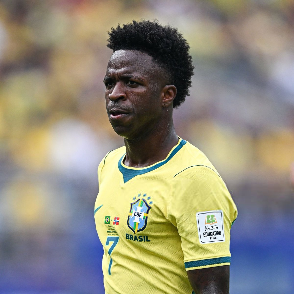 TouchlineX's tweet photo. 🚨💣 𝐄𝐗𝐂𝐋𝐔𝐒𝐈𝐕𝐄: Vinicius Jr.'s entourage have revealed that Vini has started asking certain Brazilian players in London how life is there. 

He now thinks it's a real possibility he could move from Real Madrid if his contract situation isn't solved. https://t.co/EB6EVaZ20E
