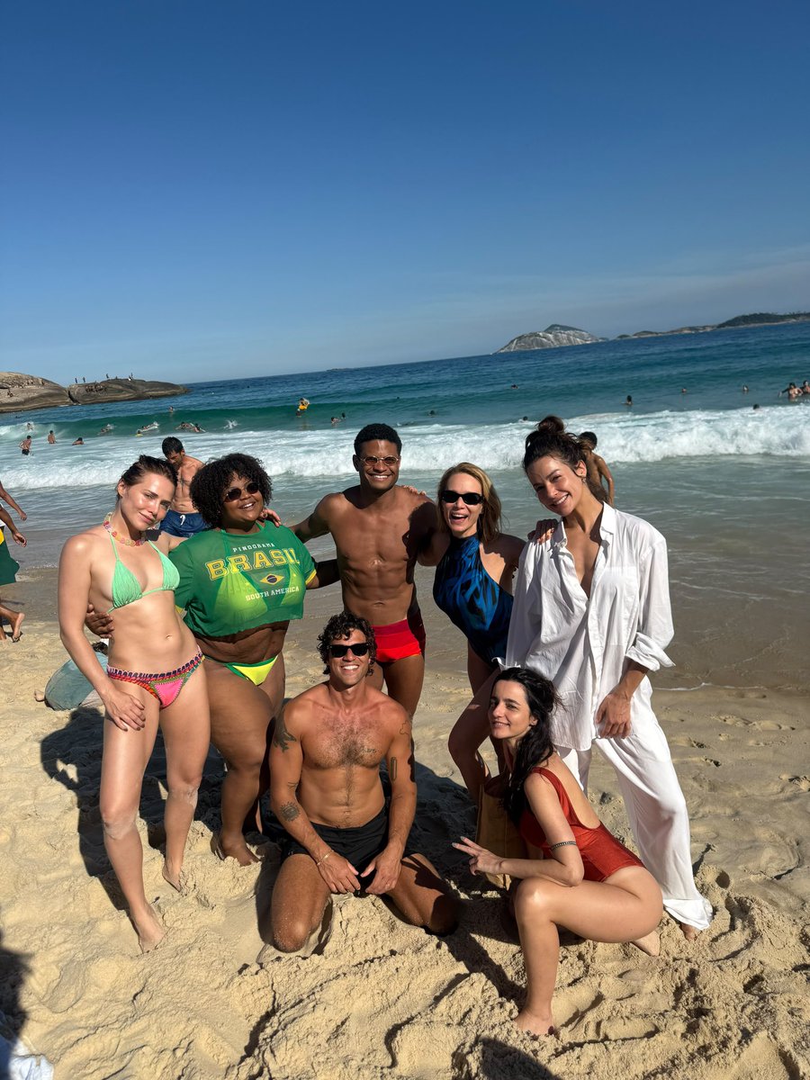 mc_caroloficial's tweet photo. Meu elenco favorito 💛 https://t.co/tqvaANCdYl