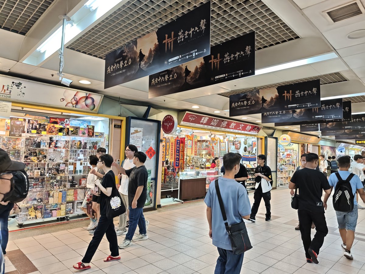 Pan_American's tweet photo. 台北地下街・Y街区、アニメショップに挟まれた仏具店。なんか大須商店街っぽい
台湾の甲子園みたいな地域対抗野球大会、桃園市チームのユニフォームが侍ジャパンみたい
ぎょう虫検査シールの雑貨化は日本でも見た気がするが漢字だとかっこいい https://t.co/BLrMrqsxL9