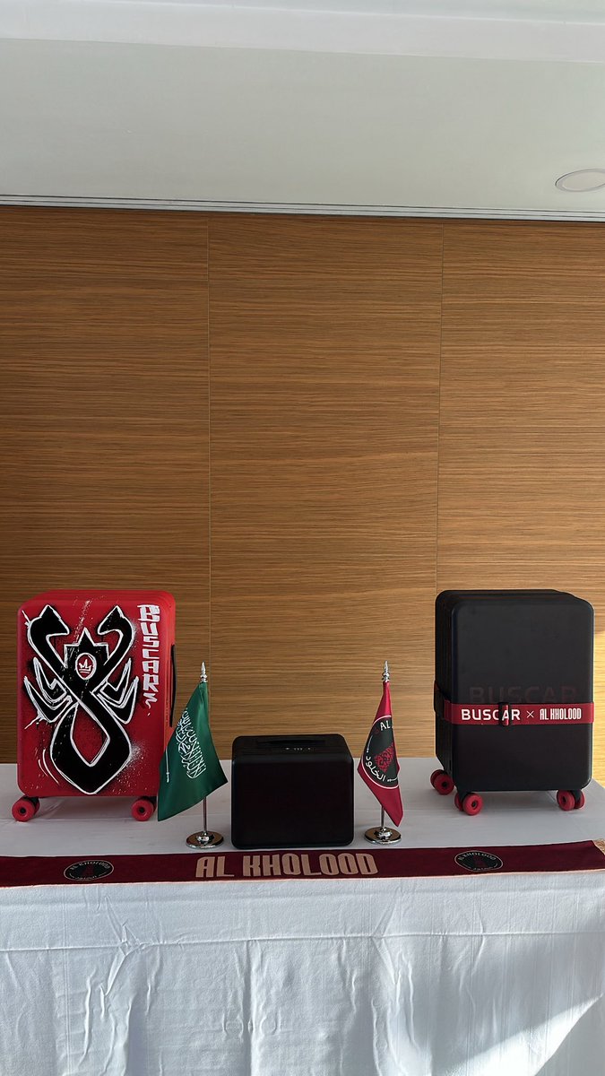 alwTur's tweet photo. من إسبانيا 🇪🇸
حيث تم تدشين النسخة الخاصة من حقائب نادي الخلود، ضمن الشراكة بين بوسكار ونادي الخلود.

بداية نتطلع من خلالها إلى رحلة طويلة ونجاحات مشتركة. 🦂🧡 https://t.co/aG4aIWxpEz