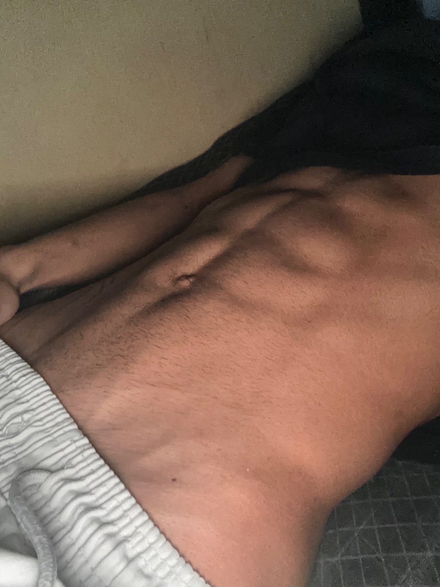 Pedrohott0nu's tweet photo. Domingo à noite qual a boa? https://t.co/eAJfklHev9