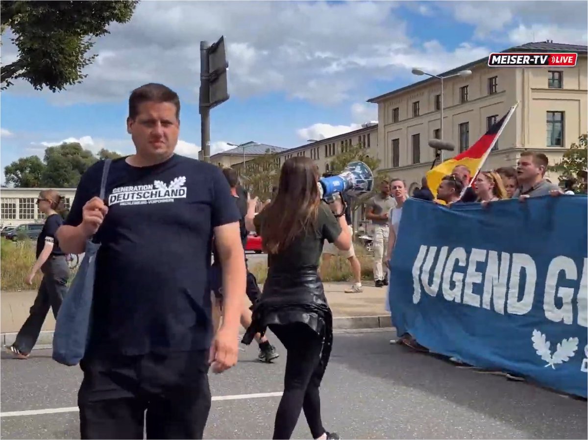 DerNorb's tweet photo. #Schwerin Deutschlands peinlichste #Arier 🤮
Inklusive Daniel #Fiß, #IB, offiziell auf der Unvereinbarkeitsliste der #FCKAFD, aber was kümmert es #Holm, ob er mit Nazis marschiert, er liebt es nunmal, das künftige 4.Reich und wäre gern in #MV der Gauleiter… https://t.co/rU1WeUqxZQ