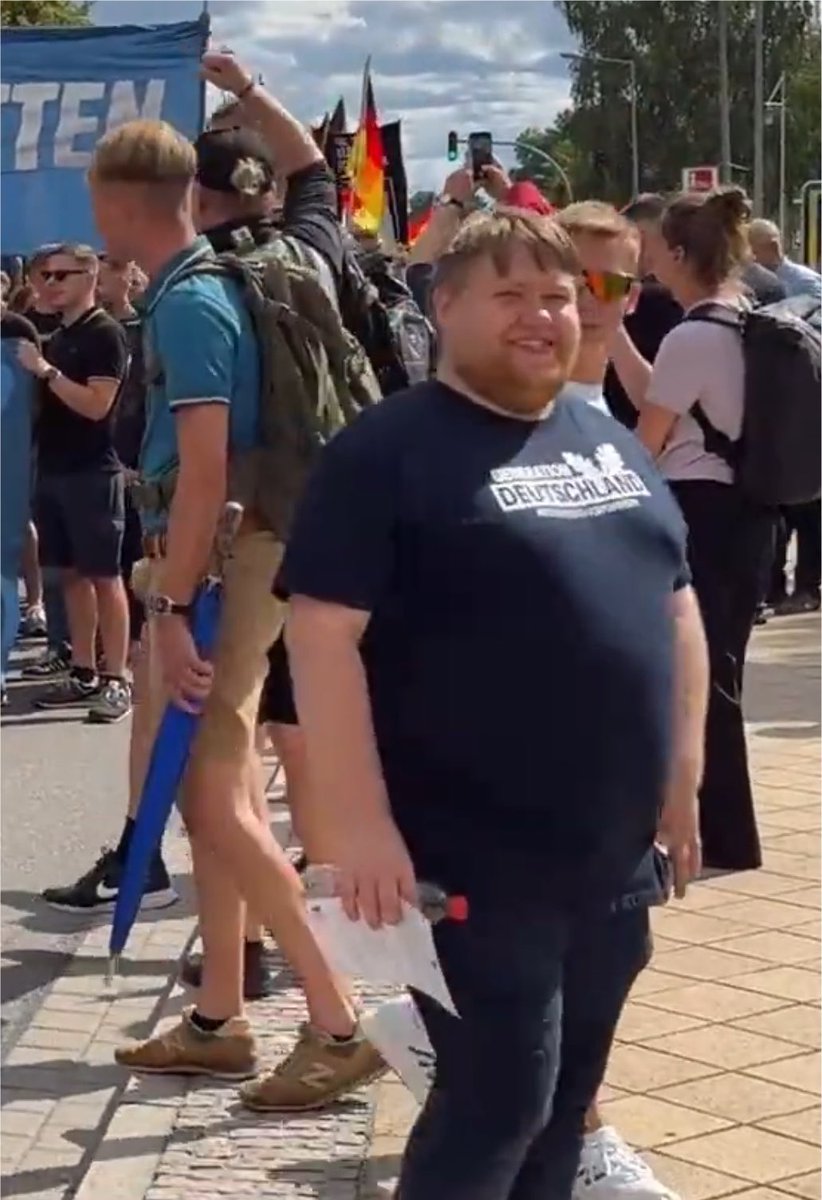 DerNorb's tweet photo. #Schwerin Deutschlands peinlichste #Arier 🤮
Inklusive Daniel #Fiß, #IB, offiziell auf der Unvereinbarkeitsliste der #FCKAFD, aber was kümmert es #Holm, ob er mit Nazis marschiert, er liebt es nunmal, das künftige 4.Reich und wäre gern in #MV der Gauleiter… https://t.co/rU1WeUqxZQ