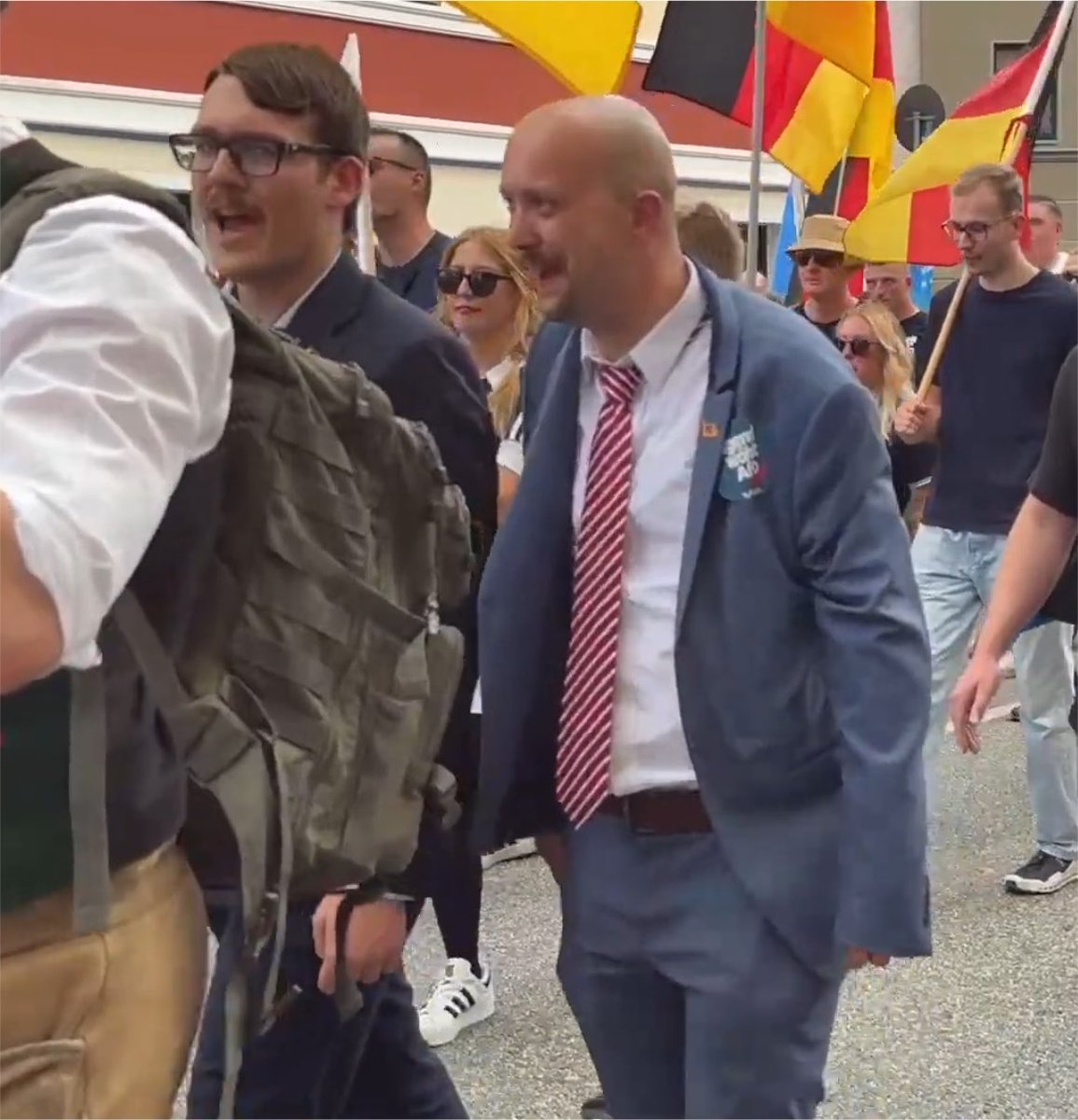 DerNorb's tweet photo. #Schwerin Deutschlands peinlichste #Arier 🤮
Inklusive Daniel #Fiß, #IB, offiziell auf der Unvereinbarkeitsliste der #FCKAFD, aber was kümmert es #Holm, ob er mit Nazis marschiert, er liebt es nunmal, das künftige 4.Reich und wäre gern in #MV der Gauleiter… https://t.co/rU1WeUqxZQ