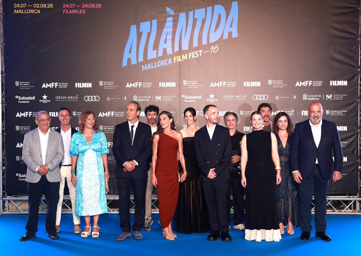 Miss_Bennet5's tweet photo. Como todo está bien, aquí no pasa nada, no se ha quemado la mitad de España ni nos han invadido, la consorte se ha ido de festi progre con Bardem a lucir moreno y musculatura. 

Menudo éxito poner a las amigas progres de Letizia en Zarzuela. https://t.co/6YflHK3dLF