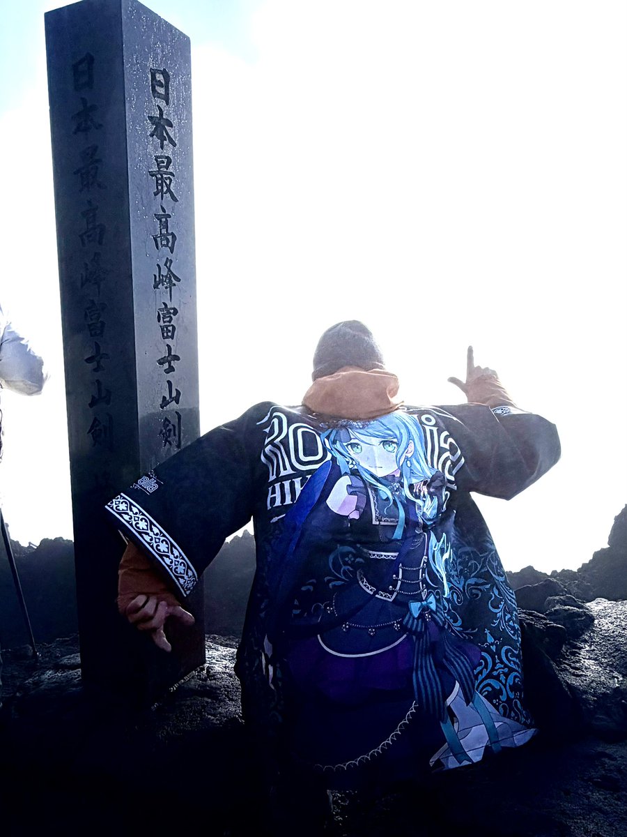 BZTFL1's tweet photo. 頂きへと
すべてを賭ける覚悟で
私達は行く

10周年おめでとうございます！Roseliaちゃんたちを連れて、無事に日本最高峰登頂してきました！

今回のライブも、最高のライブにしましょう！！！

#Roselia https://t.co/f4BNirjexB