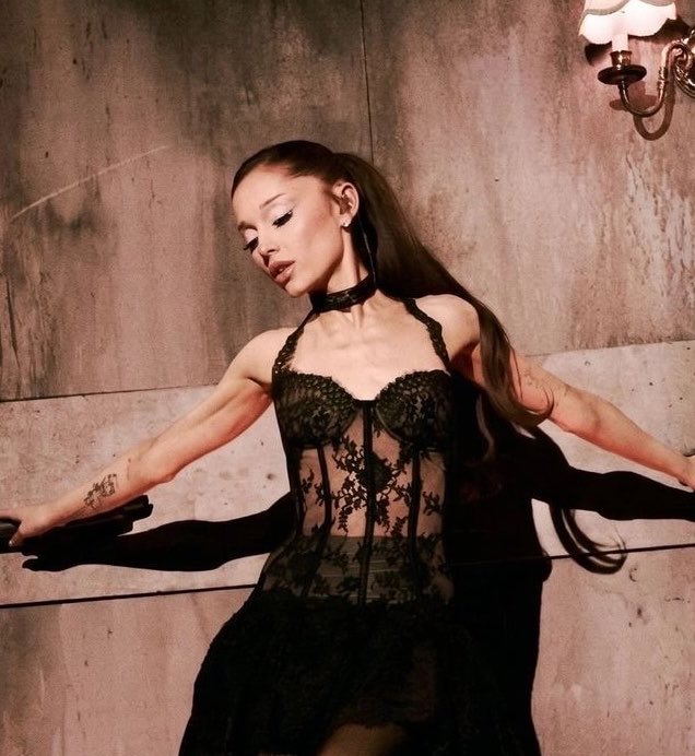 mainthing13's tweet photo. #weloveyouariana https://t.co/nMSqOVr9Nj