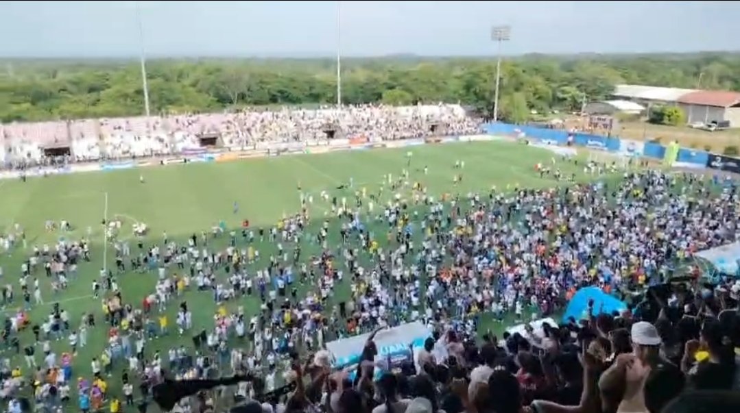 greenedwar's tweet photo. Entre que hay ciudades que no tienen la capacidad de caracterizar y recibir hinchadas de manera masiva, y de que hay personas que se van 20 horas en una mula solamente a armar disturbio; nos van a terminar cerrando las puertas en todo el país.

¿Con qué argumentos defendemos eso? https://t.co/Upc2MrWKYd