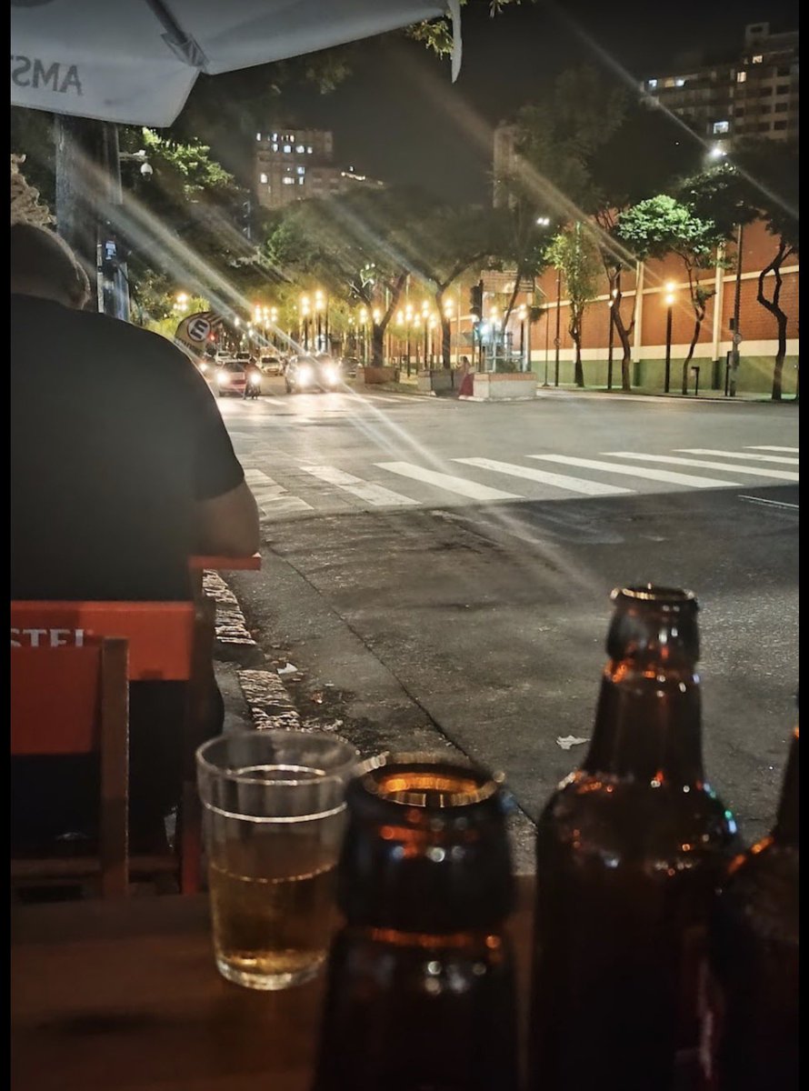 BHeMeupais's tweet photo. Sinto que o fim do Bar da Cledir foi um luto que a cidade não permitiu ninguém viver. Ninguém falou sobre, não teve notícia, não houve despedida. O risca-faca mais emblemático do centro de BH simplesmente deixou de existir em um dia qualquer, como se lugares também pudessem morrer em silêncio.
Aberto 24 horas, o bar atravessou incontáveis madrugadas entre desabafos com os amigos que só parecem fazer sentido depois das três da manhã e cadeiras voando, que davam um toque mais cultural e vivo ao local. Era boteco no sentido mais honesto da palavra: um lugar onde as pessoas chegavam sem filtro, às vezes para comemorar, às vezes para esquecer e, vez ou outra, para arrumar problema. Fazia parte.