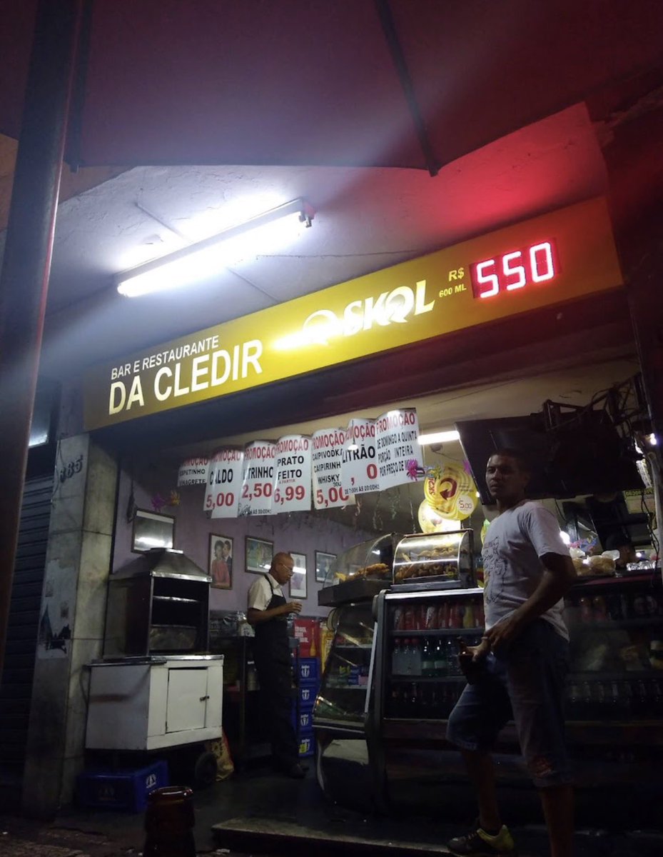 BHeMeupais's tweet photo. Sinto que o fim do Bar da Cledir foi um luto que a cidade não permitiu ninguém viver. Ninguém falou sobre, não teve notícia, não houve despedida. O risca-faca mais emblemático do centro de BH simplesmente deixou de existir em um dia qualquer, como se lugares também pudessem morrer em silêncio.
Aberto 24 horas, o bar atravessou incontáveis madrugadas entre desabafos com os amigos que só parecem fazer sentido depois das três da manhã e cadeiras voando, que davam um toque mais cultural e vivo ao local. Era boteco no sentido mais honesto da palavra: um lugar onde as pessoas chegavam sem filtro, às vezes para comemorar, às vezes para esquecer e, vez ou outra, para arrumar problema. Fazia parte.
