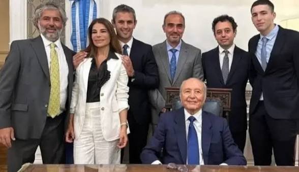 BastaPosta's tweet photo. "Una Argentina distinta es imposible con los mismos de siempre". https://t.co/6hXcB8IiFm