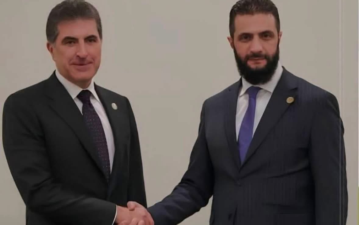 BarzanAli64's tweet photo. زيارة نيجيرفان بارزاني إلى دمشق… آمال كبيرة وتحديات معقدة

تشكل الزيارة المرتقبة لرئيس إقليم كردستان، نيجيرفان بارزاني، إلى العاصمة السورية دمشق محطة سياسية مهمة، نظراً للظروف الدقيقة التي تمر بها سوريا والمنطقة بأسرها. فهي تأتي في وقت تتشابك فيه الملفات الأمنية والسياسية، وتزداد الحاجة إلى الحوار والتفاهم بدل الصدام.

ومن المرجح أن تتناول المباحثات عدداً من القضايا الأساسية، وفي مقدمتها أمن الحدود، والعلاقات بين أربيل ودمشق، والتطورات الإقليمية، إضافة إلى مستقبل الاستقرار في شمال شرق سوريا. كما يُنتظر أن تحظى القضية الكردية باهتمام خاص، باعتبارها أحد الملفات التي لا يمكن تجاوزها في أي تسوية سياسية مستدامة.

لقد عُرفت قيادة إقليم كردستان، وفي مقدمتها الرئيس مسعود بارزاني والرئيس نيجيرفان بارزاني، بانتهاج سياسة الحوار والانفتاح مع مختلف الأطراف، والسعي إلى تقريب وجهات النظر، ودعم الحلول السياسية بعيداً عن التصعيد. كما أكدت مواقفها مراراً أهمية أن يحصل الكرد في سوريا على حقوقهم المشروعة ضمن دولة سورية موحدة، عبر الحوار والتوافق والدستور، وليس من خلال الصراع. (تلفزيون سوريا⁠￼)

ولا شك أن نجاح هذه الزيارة لن يكون مهماً لإقليم كردستان وسوريا فحسب، بل قد ينعكس إيجاباً على مجمل الاستقرار الإقليمي، خاصة إذا أسهمت في فتح قنوات حوار جديدة، وتقريب المواقف بين مختلف الأطراف، ودعم مسار الحل السياسي.

ويبقى الأمل أن تمثل هذه الزيارة خطوة نحو بناء الثقة، وأن تسهم في ترسيخ مبدأ الشراكة الوطنية، بما يضمن حقوق جميع السوريين، وفي مقدمتهم الشعب الكردي، ويؤسس لسوريا مستقرة، ديمقراطية، يتساوى فيها جميع المواطنين في الحقوق والواجبات.
————-