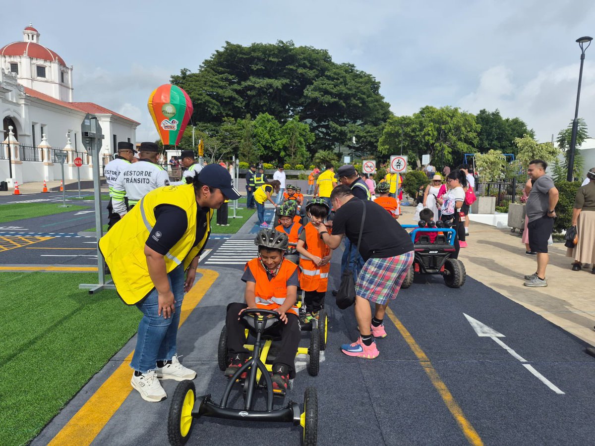ultimahsv's tweet photo. #Nacionales | 🚦🛑 El @VMTElSalvador llevó la Alfombra de Simulación Vial a #Apaneca, donde los niños aprenden sobre la importancia de no distraerse al conducir, respetar las señales de tránsito y practicar la conducción defensiva. https://t.co/DidOmQwCDI