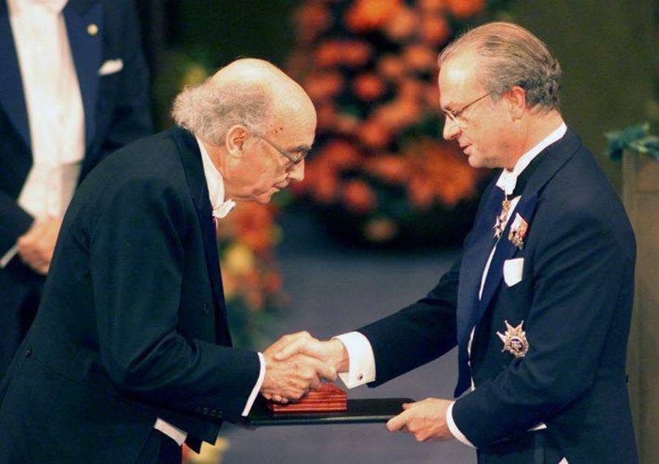 TarihSinema's tweet photo. Portekizli yazar Jose Saramago'nun 1998 Nobel Edebiyat Ödülü’nü alırken yaptığı konuşmadan:

...Kayaların yapısını incelemek için başka bir gezegene araçlar gönderebilecek kapasitede olan bu şizofren insanlık, milyonlarca insanın açlık nedeniyle ölmesinden fütursuzca bahsedebiliyor. Mars'a gitmek, komşuya gitmekten daha kolay görünüyor. Kimse kendi görevini yerine getirmiyor. Hükümetler de. Çünkü bilmiyorlar ya da yapamıyorlar veya istemiyorlar. Ya da dünyaya gerçekten hükmedenler onlara izin vermiyorlar. Dünyaya hükmeden bu çokuluslu ve çok kıtalı şirketlerin tartışmasız bir şekilde anti-demokratik olan güçleri, ideal demokrasiden geriye kalan her şeyi yok etti. ... Bu yüzden vatandaşlar olarak sesimizi yükseltmeliyiz. Haklarımızı talep ederken nasıl coşkunsak, yine aynı şekilde, görevlerimizin sorumluluğunu almalıyız. Belki bu sayede, dünya biraz daha iyi bir yer haline gelir. ...