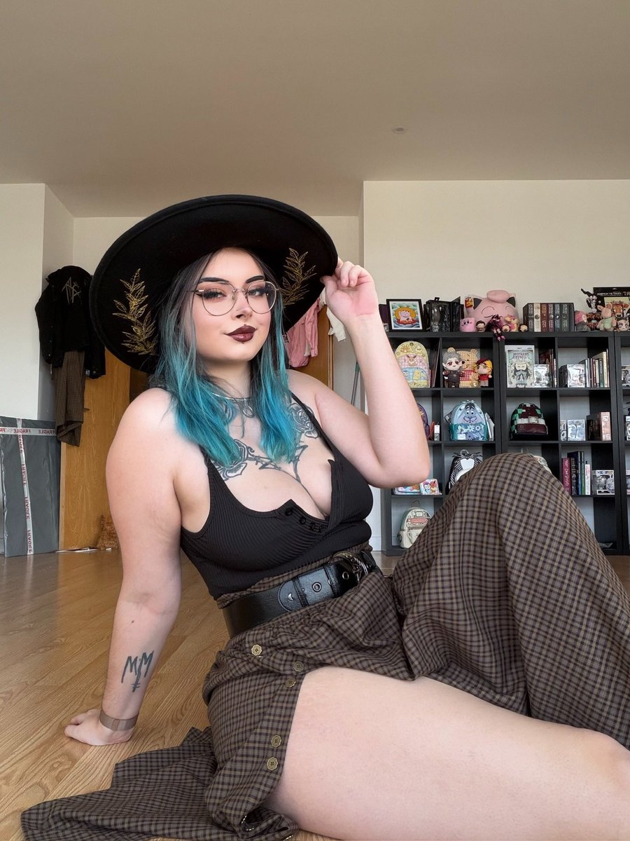 LilithTakes's tweet photo. Getting ready to hex you🖤⛓️ https://t.co/paqEXbQU8p