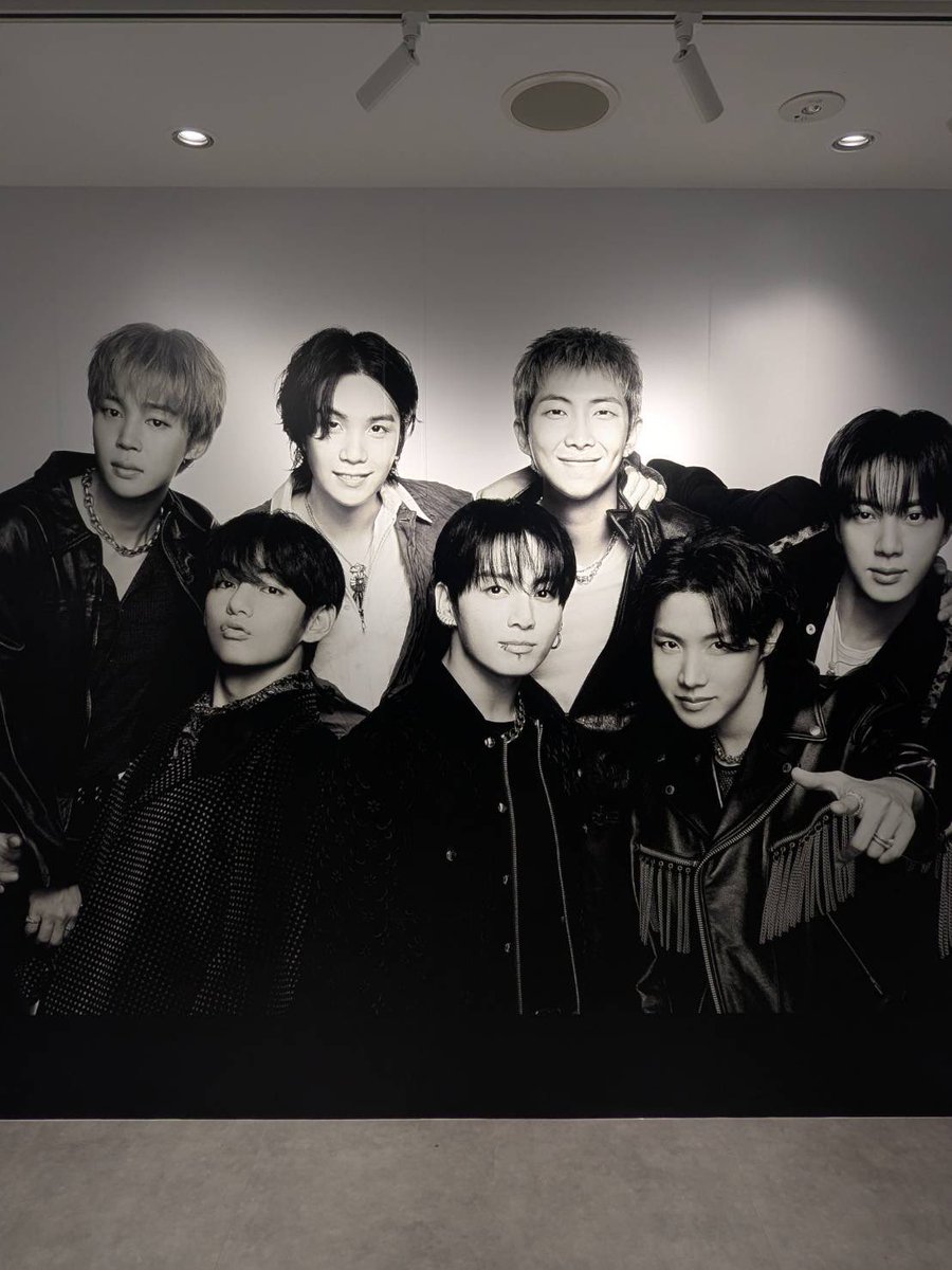 _ayupan's tweet photo. ARIRANG POPUP❤️
東京よりコンパクトだったけど番号順に入れるからスムーズで快適でした！！

サーチ民大量発生の中グクはすり抜けて来てくれた😭😭💕
トレーディングは補充されたタイミングで勘で買うのが1番だね🫰🏻
GRAFFのグクにも会えて幸せ💞 https://t.co/MjpCyuAzeS