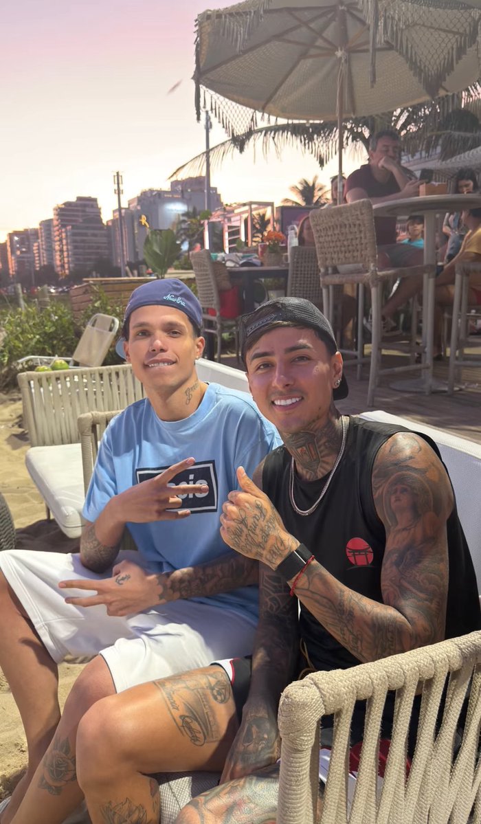 ribslaura_'s tweet photo. Ele colocando photoshop na coxa, lindo te amo https://t.co/uBNWalUCou