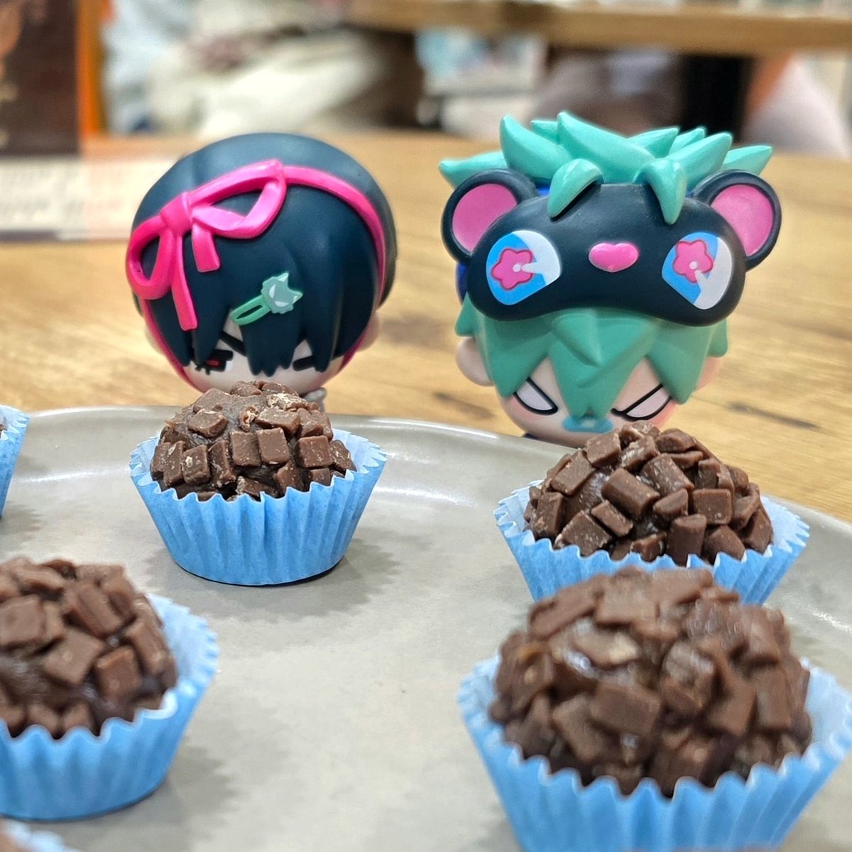 paratiseivan's tweet photo. I need to protect my sweets... these little gremlins are eyeing my brigadeiros 🚨🤚 https://t.co/zhWyzgM4Ne