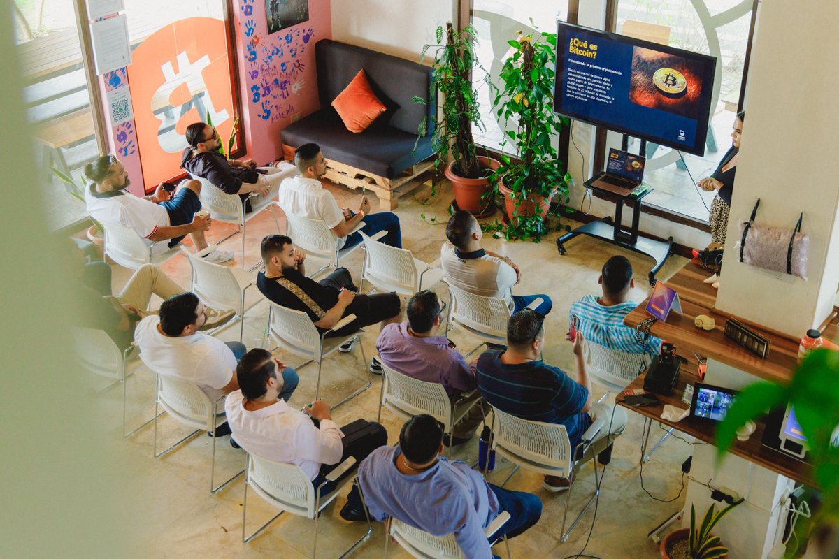Prosperahn's tweet photo. Empresarios de La Ceiba visitaron Próspera para conocer de cerca su ecosistema de innovación, incluyendo Torre Duna y Circular Factory.

"Es un modelo muy interesante que deberíamos tomarnos el tiempo de conocer."

#ProsperaRoatan #LaCeiba #CircularFactory #BitcoinHonduras https://t.co/l4EovZQByr