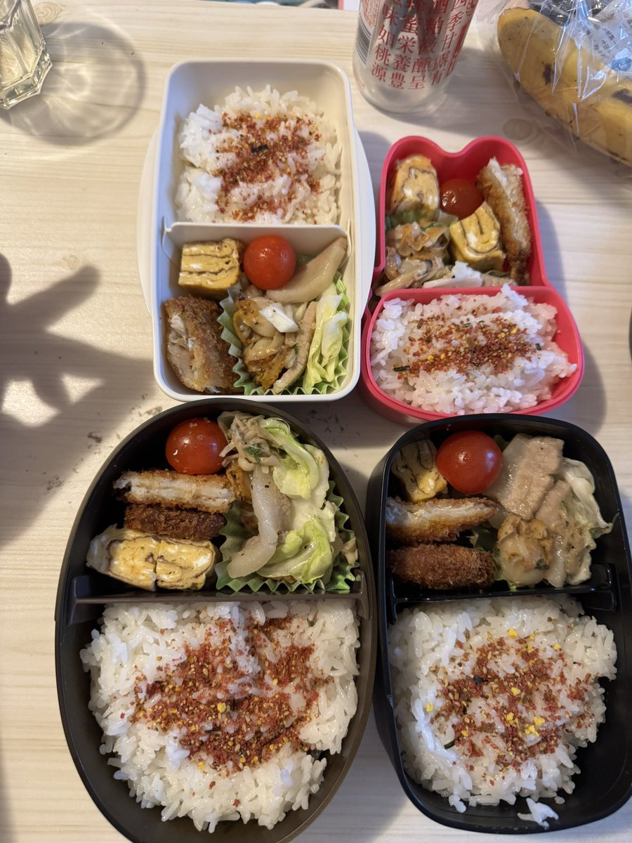 nebutasenbei's tweet photo. おはよう☀
good morning
lunchbox for W&S&D&ワシ
395/600🍱
Done🍳
Today is a day off,
but it’s not a day off😅
Today’s menu
🦪ホタテと豚肉炒め🐷
トマト🍅
アジフライ🐟
🥚卵焼
#お弁当記録 #lunchbox #パパ弁当 #オヤジ弁当 #料理 #弁当日記 #bento #lunch #도시락 #handshadow https://t.co/j2rY9b9CSs