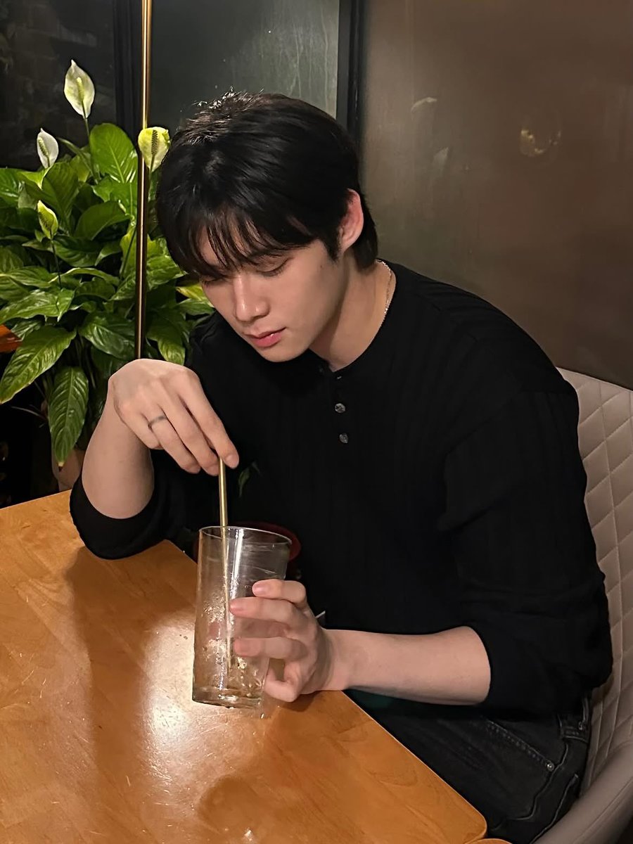 gppfll's tweet photo. 카페에 이런 커플 존나 많음 빨리 화해하고 입부벼 https://t.co/Y9gOOWQokj
