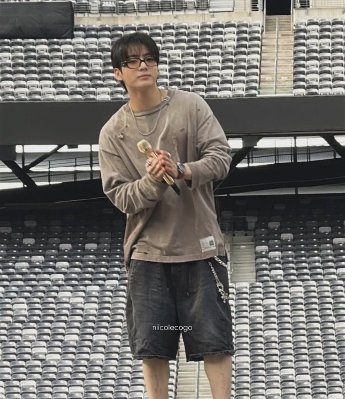 Busykoogir1's tweet photo. If only he were the type to spam IG with photos of himself in these fits… but no, he’s fully committed to being the attractive guy you only get to see on his friends’ IG stories😭 https://t.co/5EWoKeJPx9