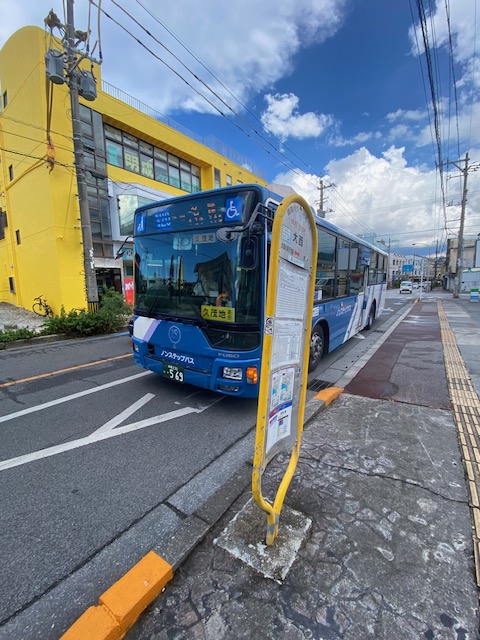 okinawa_bus's tweet photo. 【coffee stand RUMO　大西バス停】vol.107

おはよう…所長です🚌

車窓から見えて慌ててバスを途中下車🚌💨
『coffee stand RUMO』さんへ☕️

店員さんの笑顔に癒やされつつ、ホットコーヒーと美味しそうなシナモンロール＆カラモンロールをテイクアウト！

名護のお気に入りスポット確定です📝✨ https://t.co/gZwOLrLnkH
