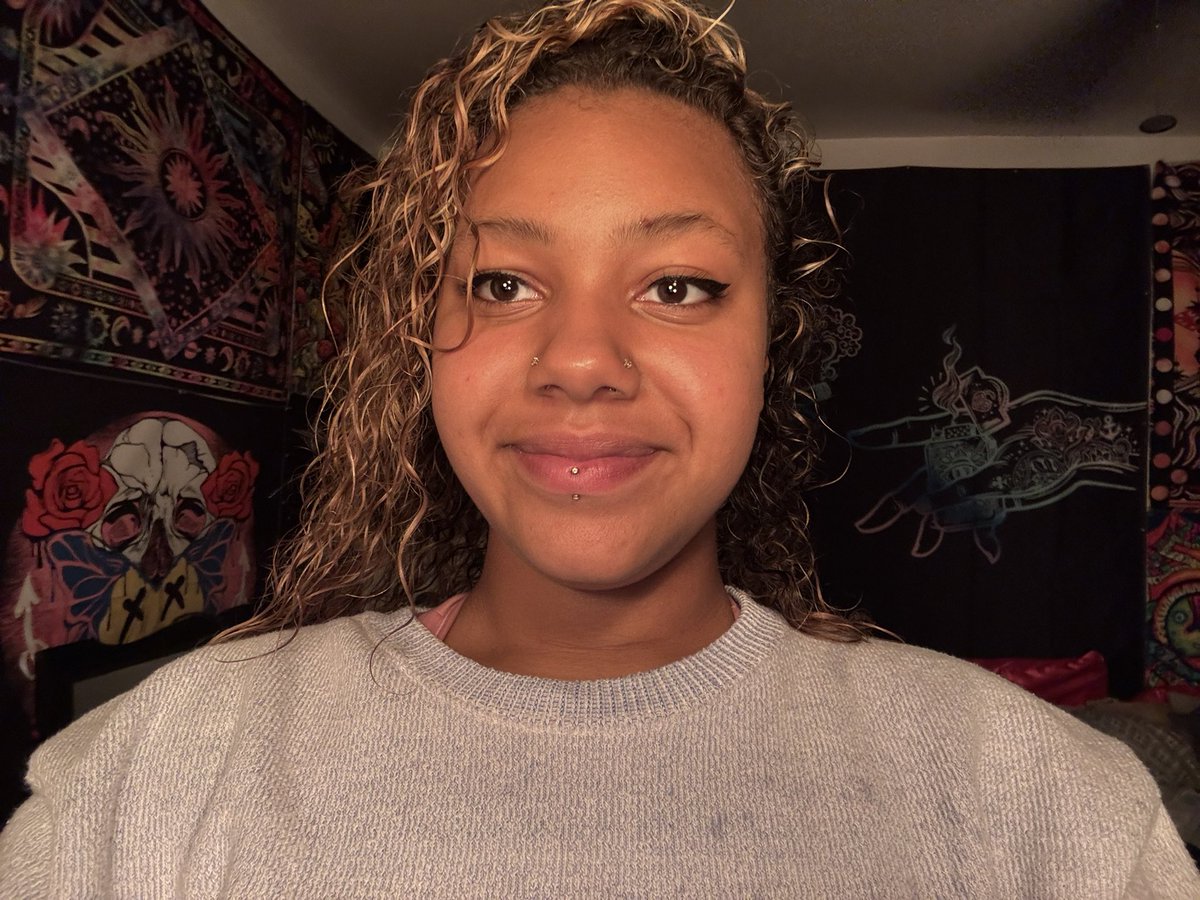 Badassgabriella's tweet photo. wet curls, eyeliner & no man to impress😌
#fyp #newlife #newcontentcreater #selflove #stoner #eightteen #blackgirl #single https://t.co/p0ghxTYk5z