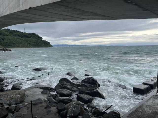 iwadive's tweet photo. 8月3日月曜日
透視度：‐ｍ　
水温：24度～26度
風向：北東の風
おはようございます！昨日から怪しさはありましたが予報通り台風の影響でうねりが出てしまいました。おまけに北東の風強風でぐちゃぐちゃですね…。安全を考慮しクローズとさせていただきます。 https://t.co/xxPatiRe6G