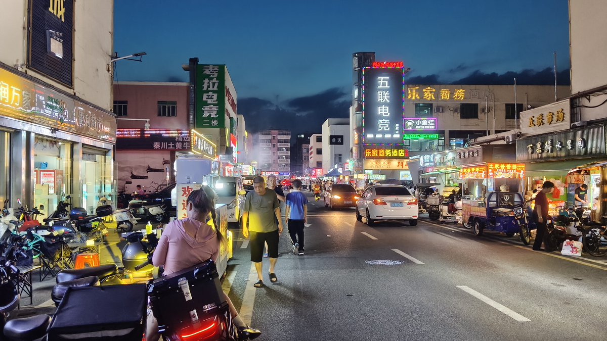 SenaidaPie7ib's tweet photo. [It's 1:27 a.m. at the tiny street food stall. The hot glutinous rice balls in sweet ginger syrup just came out of the pot—someone’s late-night comfort, wrapped in steam and quiet warmth]， https://t.co/0Hehw2HWgi
