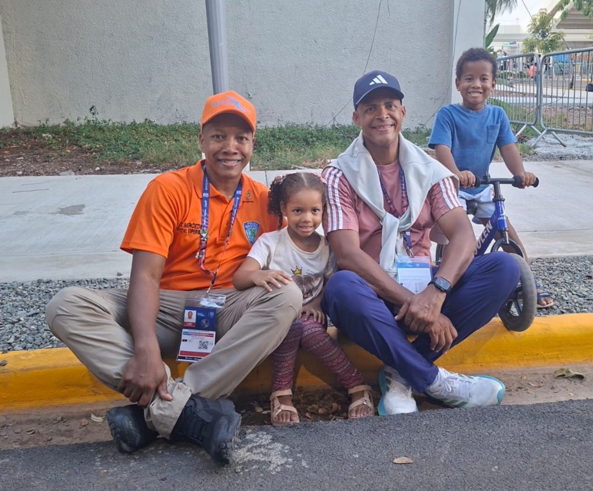 gabrielmercedez's tweet photo. Carlos Gabriel &amp; Emma Sophia tienen el privilegio de a su edad tener este tipo de fotografía con el Doble Campeón Olímpico y Mundial mi Bro @elsupersanchez 
Ellos en visita a sus 1ro Juegos Centroaméricanos y Del Caribe un nuestro país. https://t.co/ZnehAp1wEg