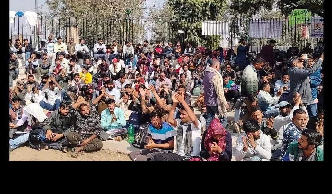 BEDPRKASH19's tweet photo. शिक्षित युवाओं को किया बेरोजगार।
फिर किसको दोगे रोजगार- डबल इंजन सरकार... 
#जस्टिस_फॉर_युवा_मित्र
@narendramodi @BhajanlalBjp
@Cockroachisback  @AshutoshRanka @ashokgehlot51 @BJP4Rajasthan https://t.co/2ujuJgurTi