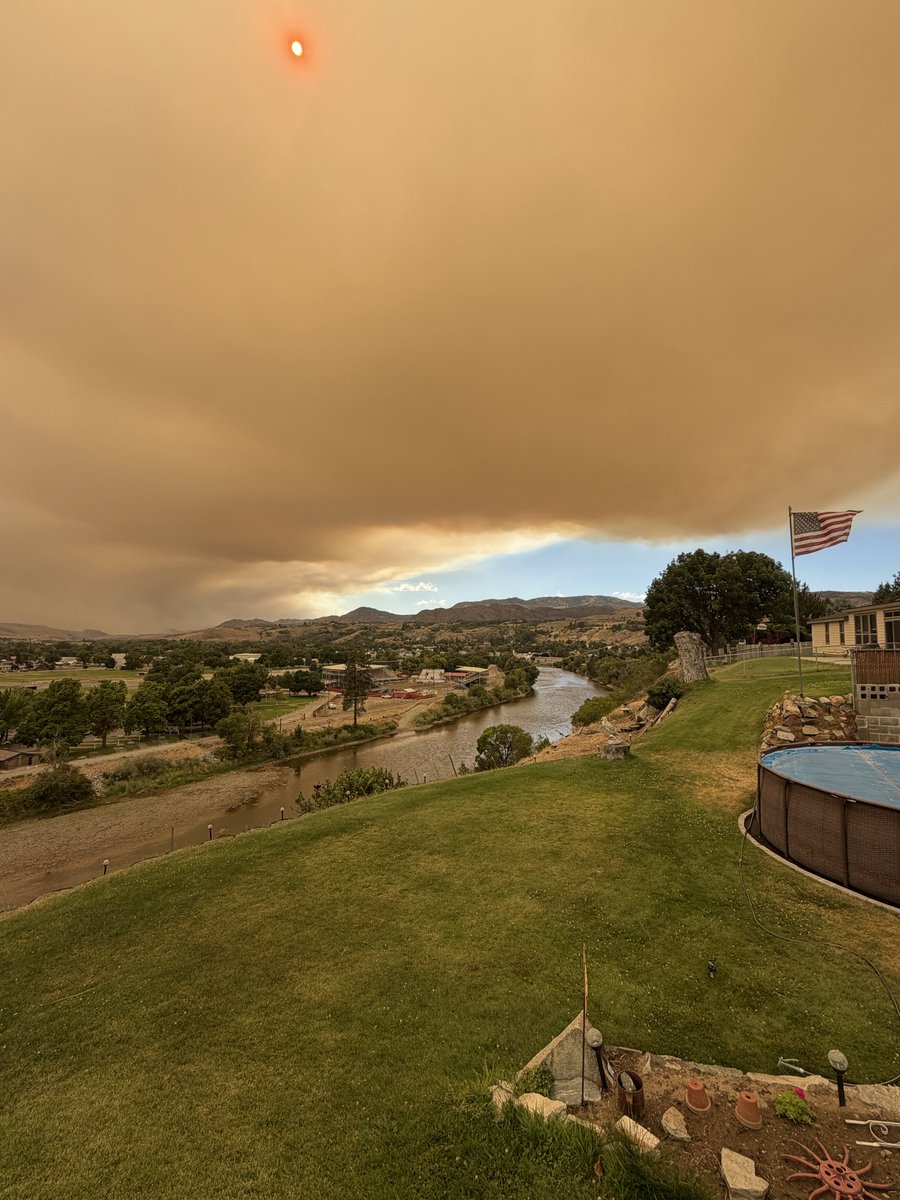 pattiz33's tweet photo. We are surrounded by wildfires on all sides in Wa state https://t.co/oHRCdGqRBc