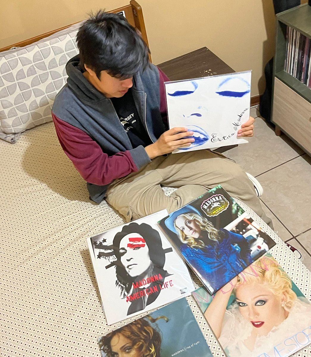 momichisincer3's tweet photo. hay runs de álbumes legendarios y luego está este, el más inmaculado run por una artista pop https://t.co/EtspgF0Y8e