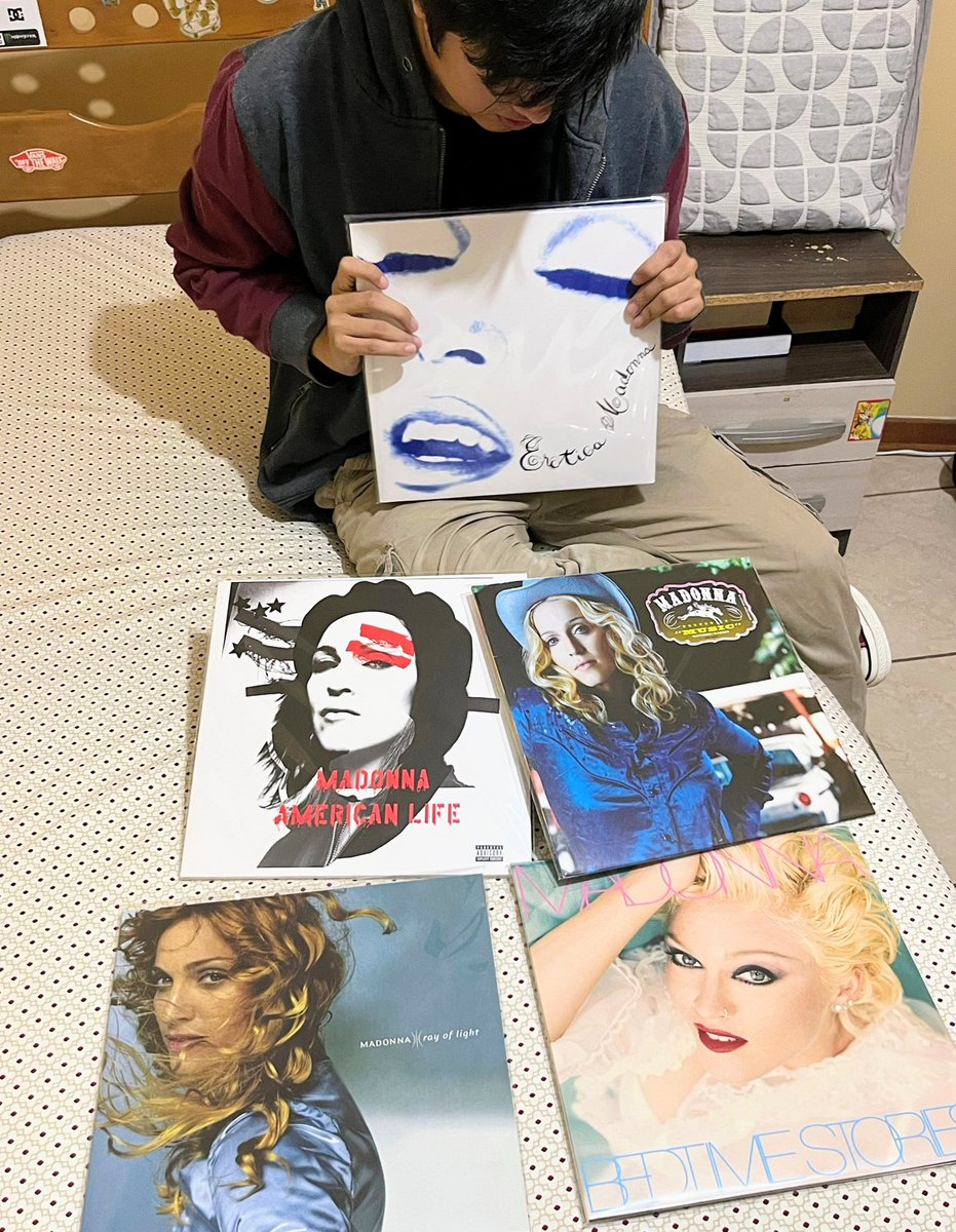 momichisincer3's tweet photo. hay runs de álbumes legendarios y luego está este, el más inmaculado run por una artista pop https://t.co/EtspgF0Y8e