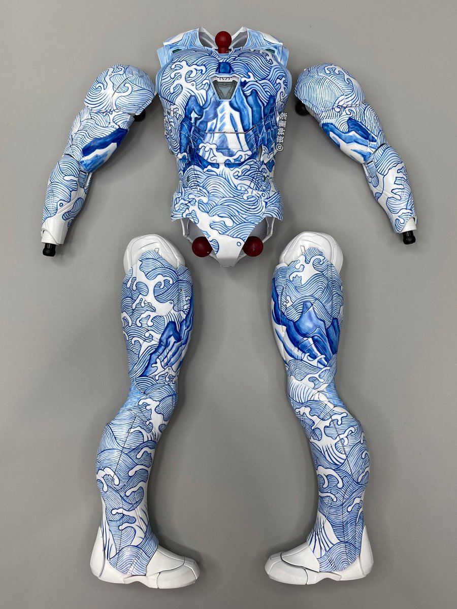 SangZhongStudio's tweet photo. Hand-painted Iron Man custom repaint.
Ming Yongxuan blue-and-white porcelain “sea river cliff” ornament on armor.
The classic Su Ma Li Qing cobalt blue, ancient oriental aesthetics collide with sci-fi mecha.
#IronMan #CustomPaint #ChineseArt #BlueAndWhitePorcelain #Mecha https://t.co/rmEeQUXIcg