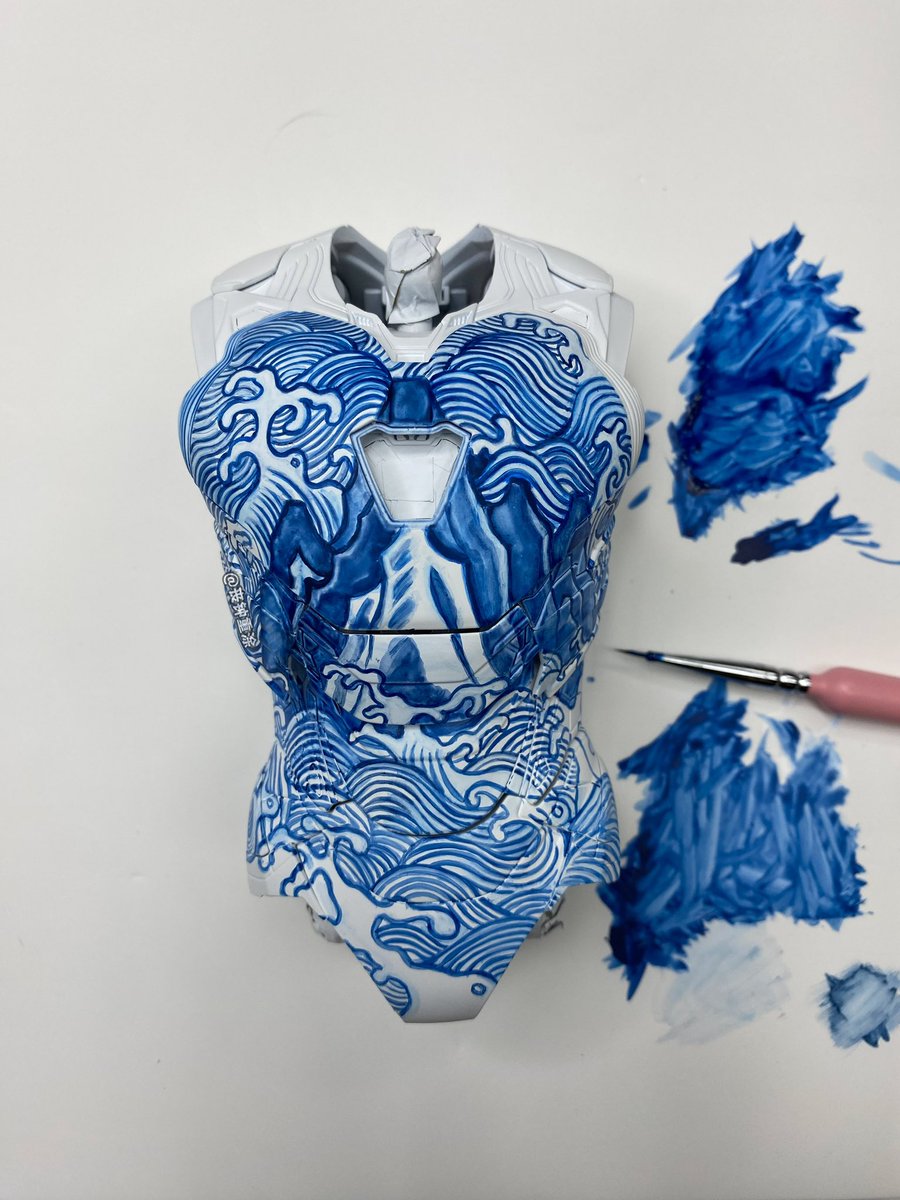 SangZhongStudio's tweet photo. Hand-painted Iron Man custom repaint.
Ming Yongxuan blue-and-white porcelain “sea river cliff” ornament on armor.
The classic Su Ma Li Qing cobalt blue, ancient oriental aesthetics collide with sci-fi mecha.
#IronMan #CustomPaint #ChineseArt #BlueAndWhitePorcelain #Mecha https://t.co/rmEeQUXIcg