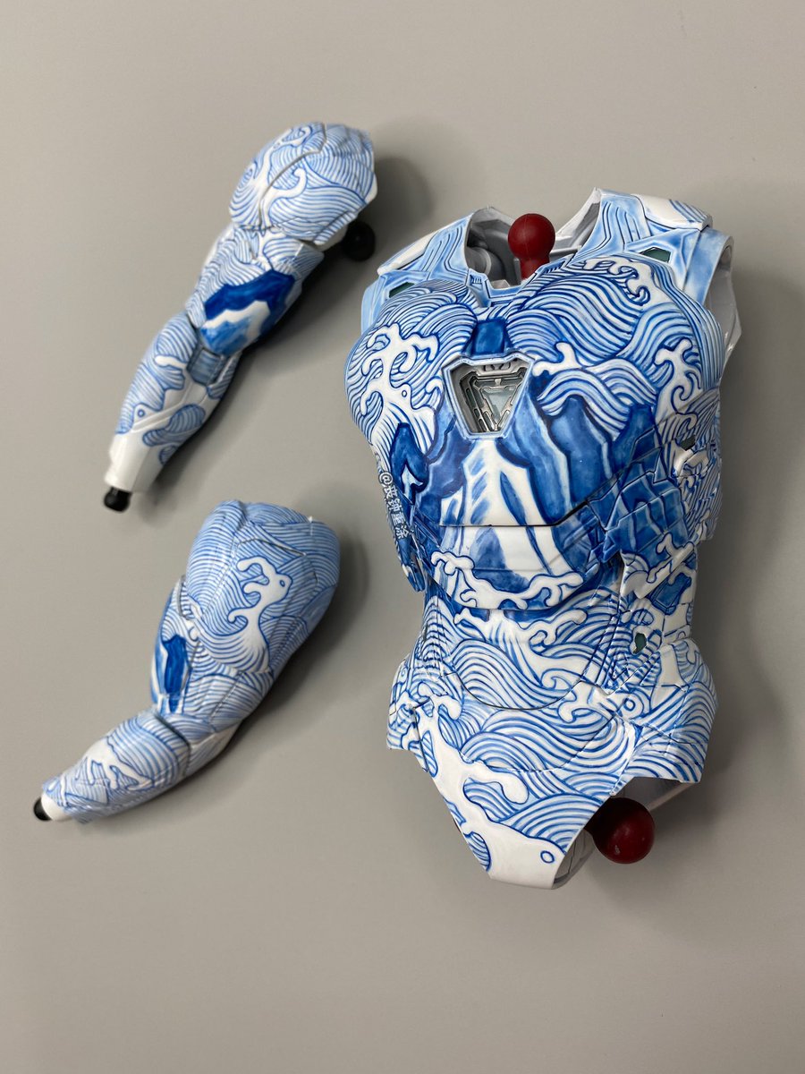 SangZhongStudio's tweet photo. Hand-painted Iron Man custom repaint.
Ming Yongxuan blue-and-white porcelain “sea river cliff” ornament on armor.
The classic Su Ma Li Qing cobalt blue, ancient oriental aesthetics collide with sci-fi mecha.
#IronMan #CustomPaint #ChineseArt #BlueAndWhitePorcelain #Mecha https://t.co/rmEeQUXIcg
