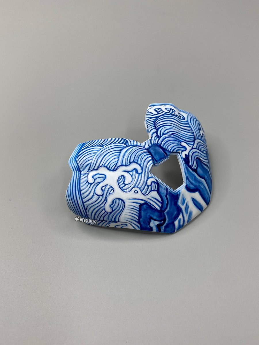 SangZhongStudio's tweet photo. Hand-painted Iron Man custom repaint.
Ming Yongxuan blue-and-white porcelain “sea river cliff” ornament on armor.
The classic Su Ma Li Qing cobalt blue, ancient oriental aesthetics collide with sci-fi mecha.
#IronMan #CustomPaint #ChineseArt #BlueAndWhitePorcelain #Mecha https://t.co/rmEeQUXIcg