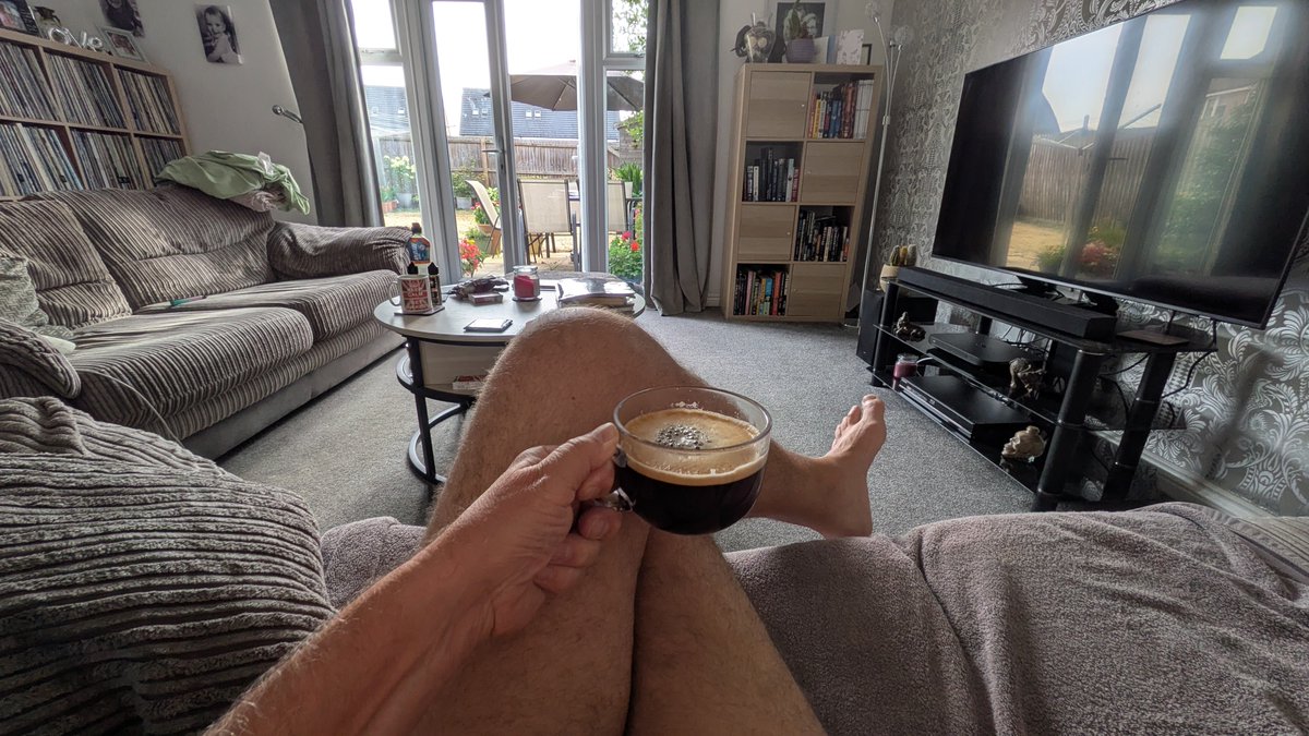 clothesfreeuk's tweet photo. Home from work relaxing with a brew after watering some plants and a day off tomorrow πβ€οΈ
#gardening #watering #hosepipeban #clothesfreeliving #naturalhumanbeing #naturalhumanbodies #naturism #naturist #nonsexualnudity #normalnudity #normalisingnaturism https://t.co/eICBrjH8uP
