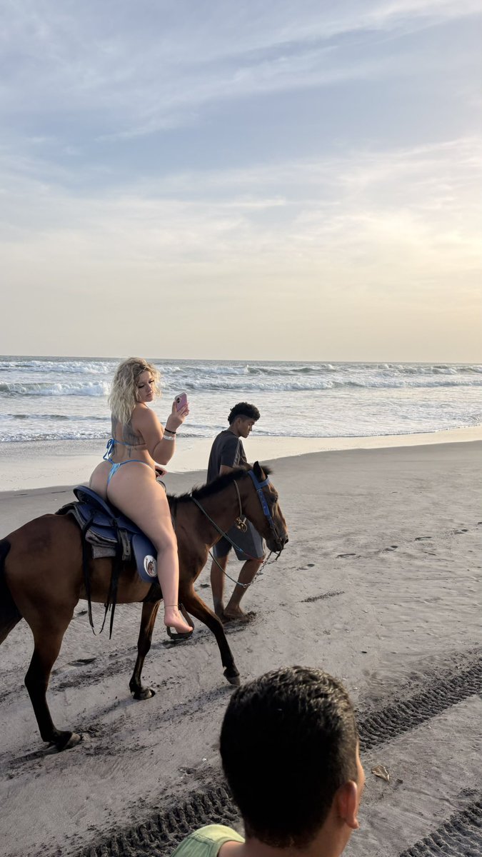barbieliciouuss's tweet photo. Riding horses who next https://t.co/LwveKAmvwj